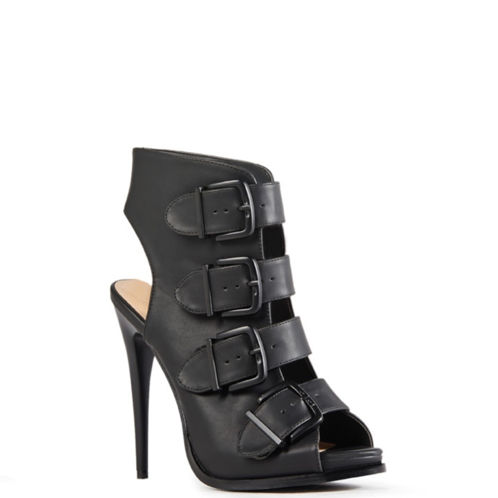 🖤Black Heels with Buckle Detail🖤